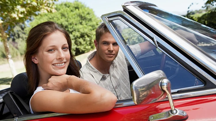 זוג במכונית