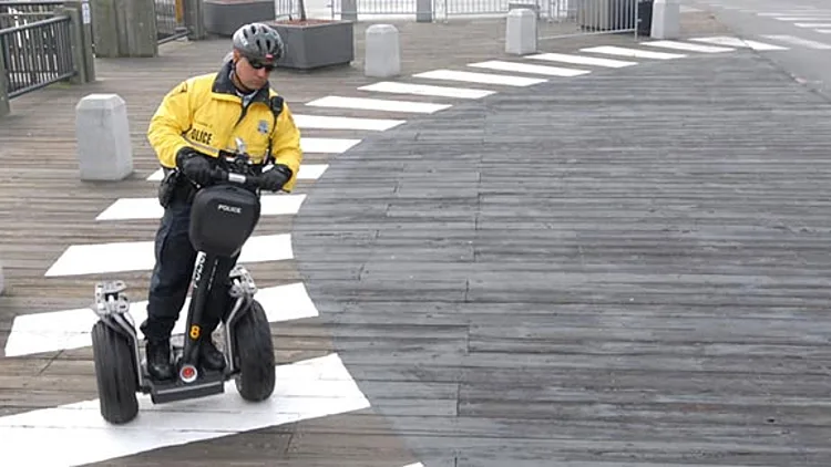 איש נוסע על סגוויי