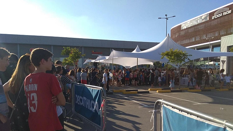 תורי הענק מחוץ לדקטלון