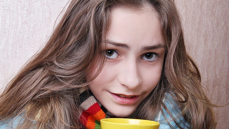 נערה חולה עם משקה חם