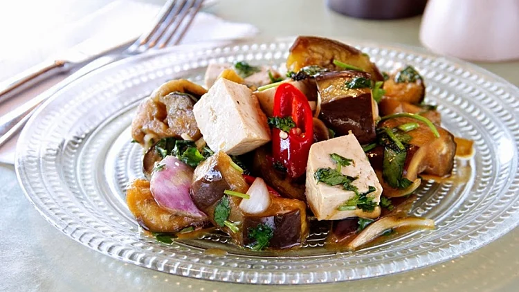 סלט חצילים וטופו יפני