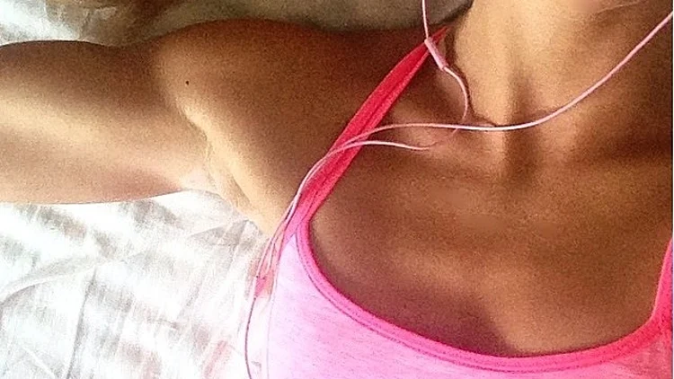 אישה עם אזניות