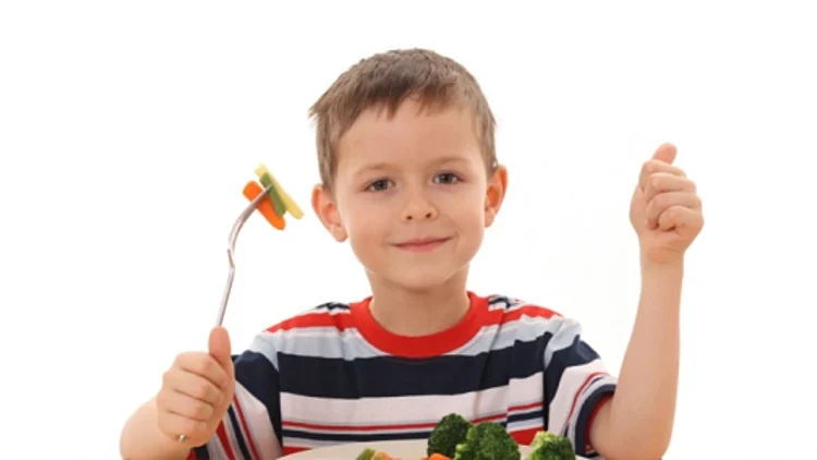 ילד אוכל אפונה