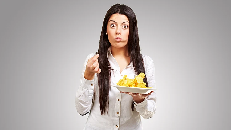 אישה עם אוכלת