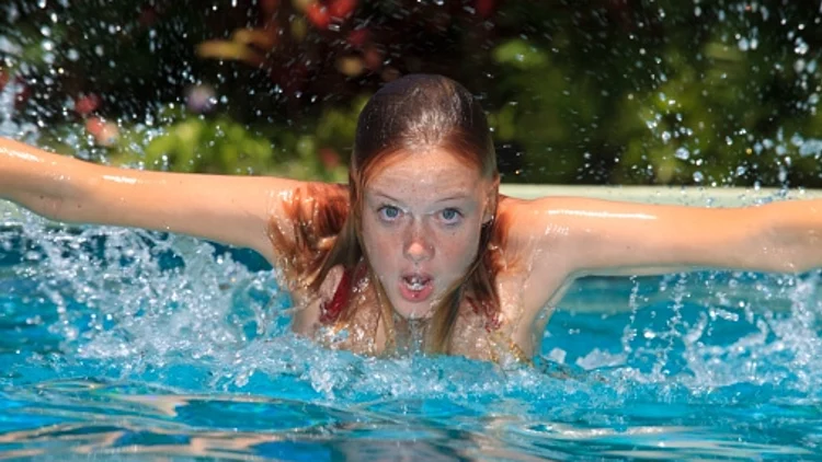 בחורה שוחה בבריכה