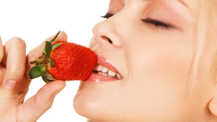 אוכלת תותים