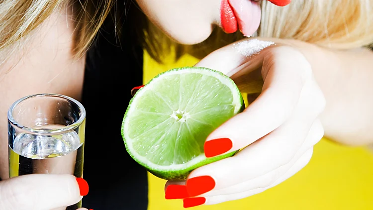 אישה מקפיצה טקילה