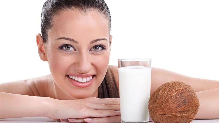 חלב קוקוס מלוא הטנא פירות ואגוזים