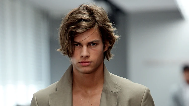 דוגמן בלי חולצה