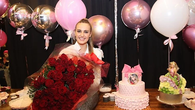 זו עוגת חתונה או עוגת יום הולדת?