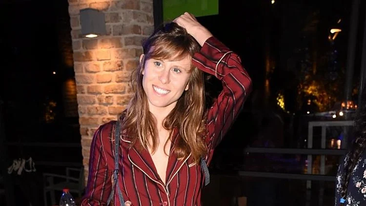 לא ברור מה אלין לוי לובשת