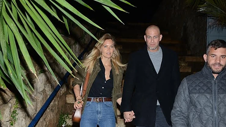 בר רפאלי ועדי עזרא. אולי כדאי שיגידו לה שג'ינס גבוה זה כבר לא באופנה