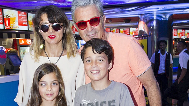 ננסי וצ'רסלה ברנדס עם הילדים. כי כולם אוהבים חינם