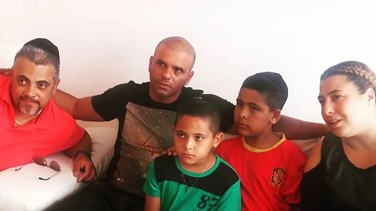 אייל גולן מבקר בבית משפחת אזולאי