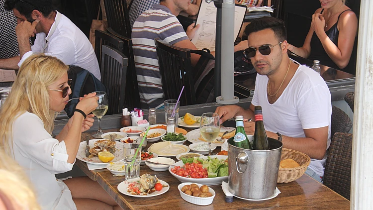 עידן יניב ושיר משה. טוב אולי תלך, יאללה צילמת