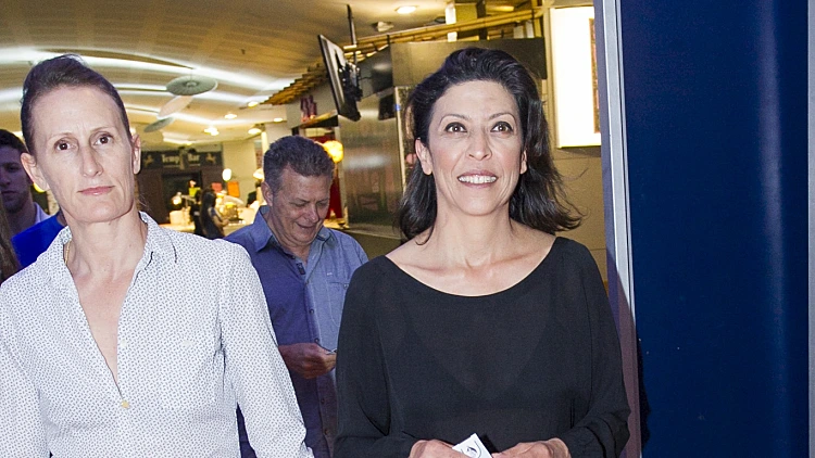 אסי לוי והבת זוג. אבל למה בלי ידיים?