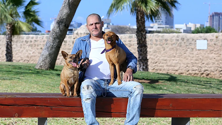 ישי לוי עם סנופי מימין וחתיכי