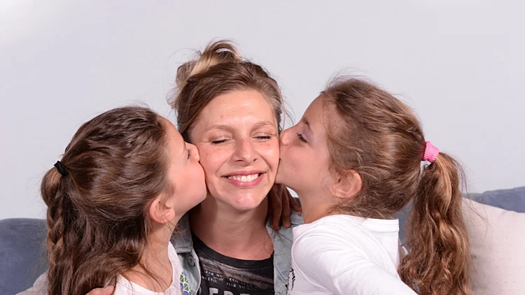 נתי קלוגר עם צמד התאומות שלה אנה ואמילי