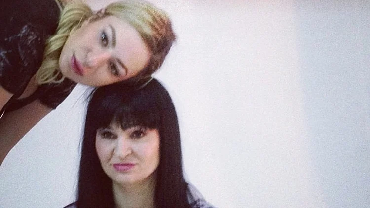 אלה ואמא שלה. רואים את הדמיון?