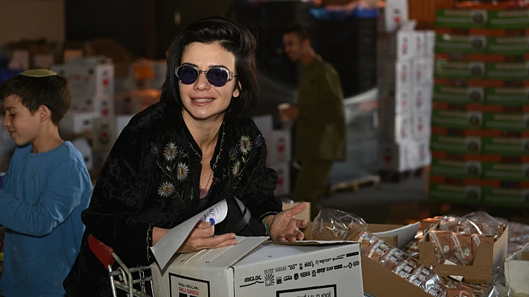 נינט. אבל למה המשקפי שמש?