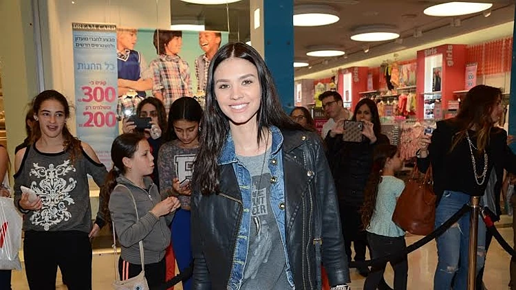 רוסלנה. כי צריך להתנחם בקניות כשאייל מתוסכל מביטול ההופעות