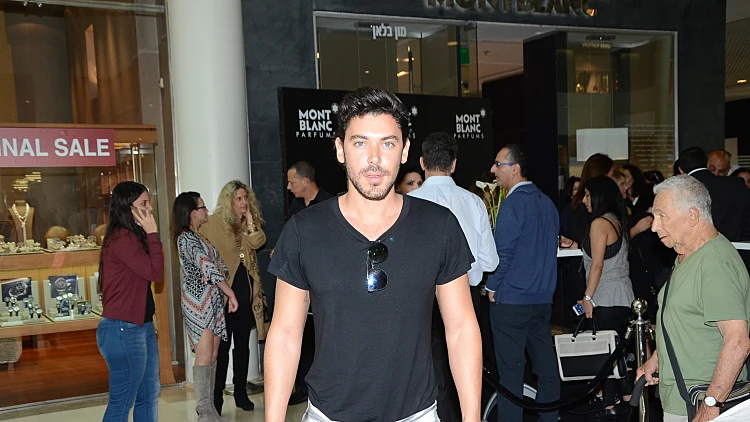 רז. שוב נשאר לבד.