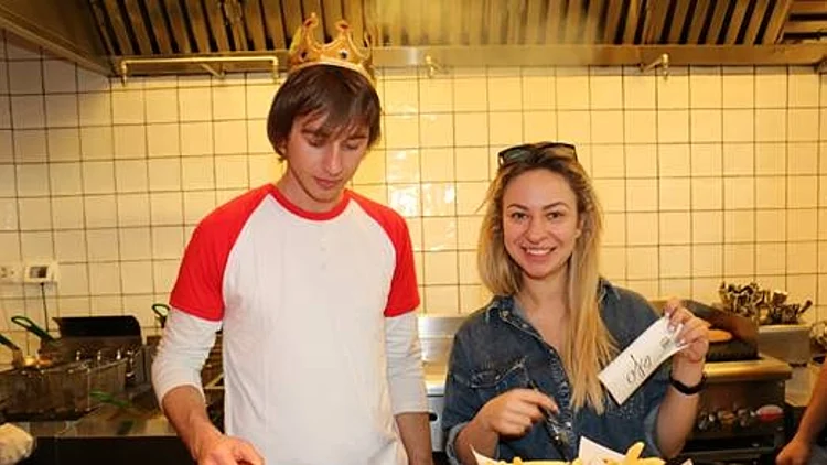 אלה ווובה. מי הזמין פפרוני כשר?