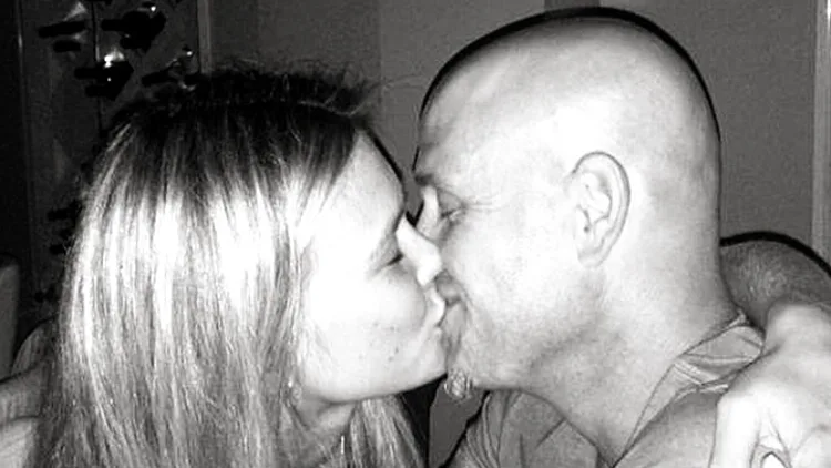 בר רפאלי ועדי עזרא מתנשקים