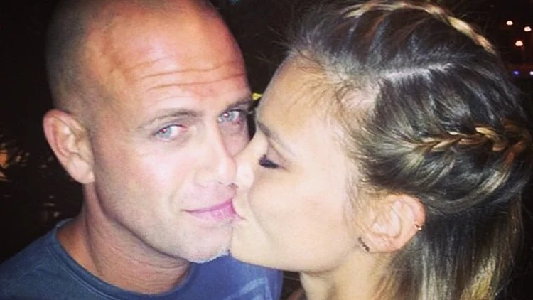 בר רפאלי ועדי עזרא מתנשקים