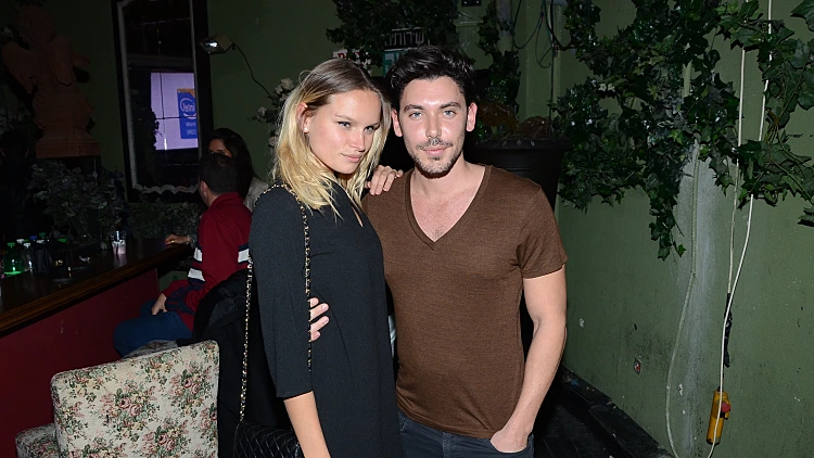 רז ואלכסה.ככה?רק עם ידיים?