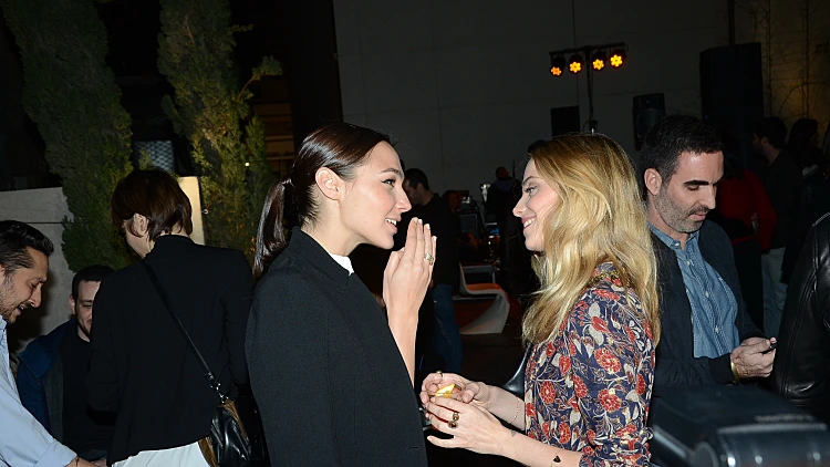 גל גדות ורותם סלע. מה את אומרת? אסי שלח לך פרחים?