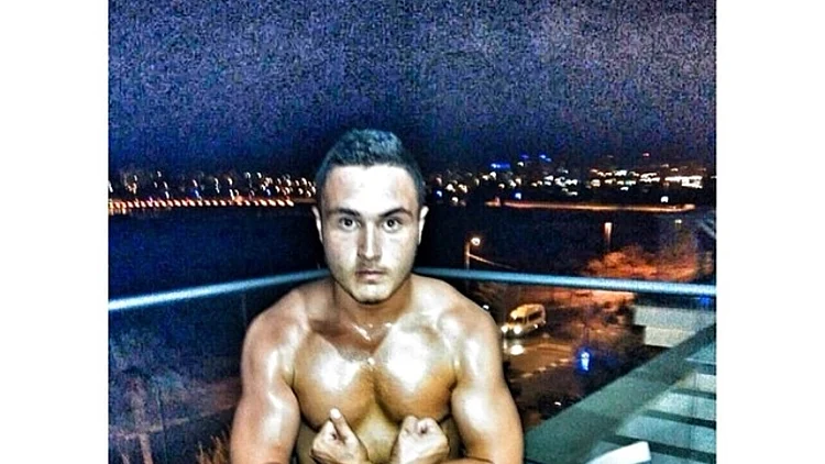 נדב גדז'.  מי היה מאמין שזה מה שיש לו מתחת לבגדים?