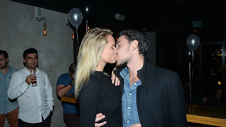 רז ואלכסה. נשיקת חצות?