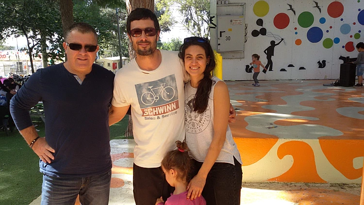 מיה קרמר, רון שחר ובתם הילה עם ירון הדר מנכל פארק נחשונית