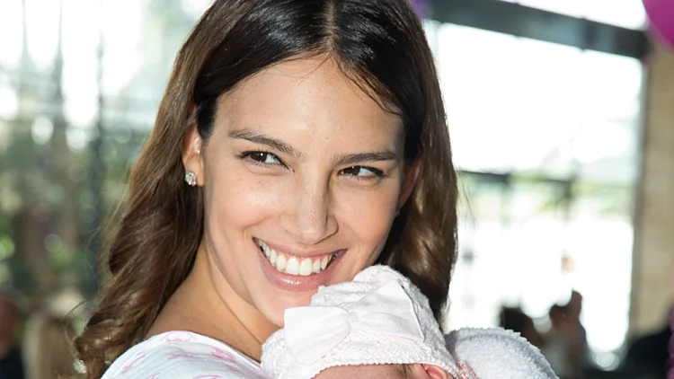 מורן גרוס חובקת בת