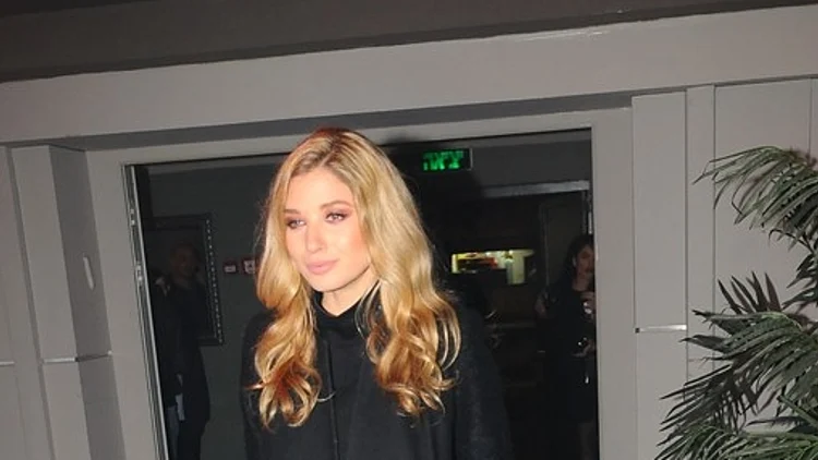 עדי הימלבלוי. תסתכלו על הרגליים!