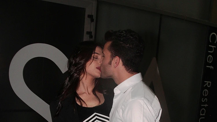 ישראל אטיאס ובת זוגו. נשיקה מהסרטים. ממש