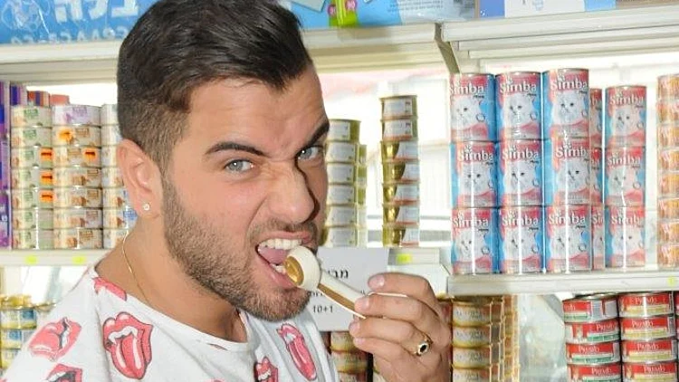 טום קשתי בחנות חיות