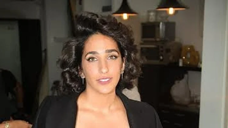 אלמה דישי בתחתונים וחזייה