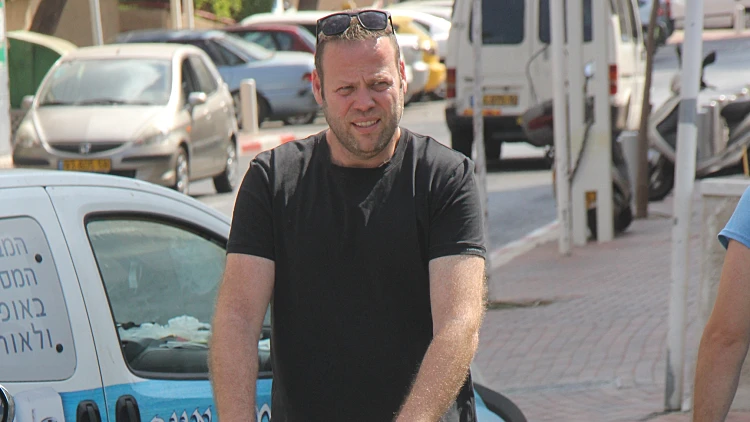 אדיר מילר לוקח את הילדה לטיול