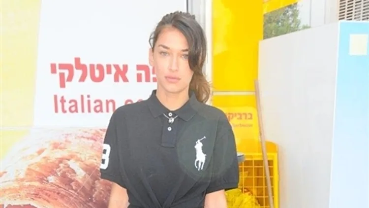 אנה בול בחולצת בטן