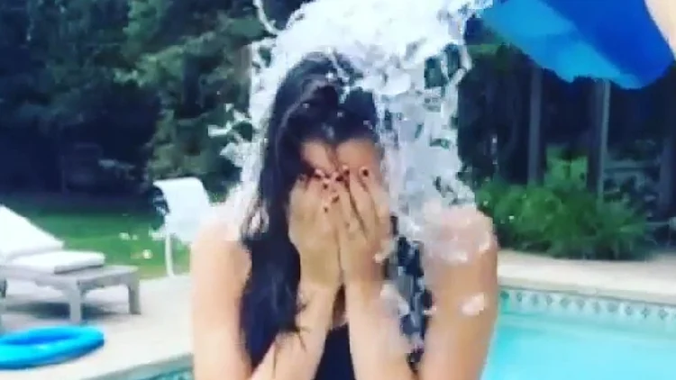 גל גדות משתתפת באתגר דלי הקרח