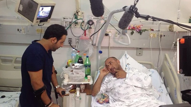 דודו אהרון מבקר חיילים בבתי חולים
