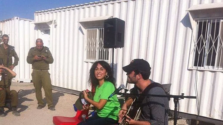ריטה מבקרת חיילים בדרום