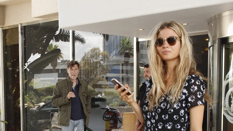 עדי הימלבלוי מגיעה לאסוף את התכשיטים לחתונה