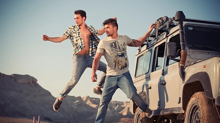 מדהים, עידן רול מסוגל לעוף. טוב, לא באמת