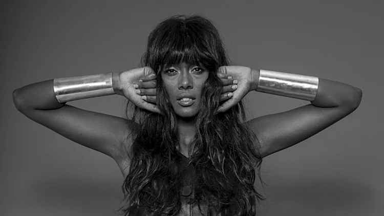 לטהוניה רובל יש תמונות חדשות בשחור לבן. הן נהדרות