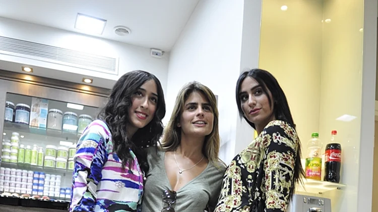 רגע של פרסטיז': בנות הרווק שולפות ציפורניים