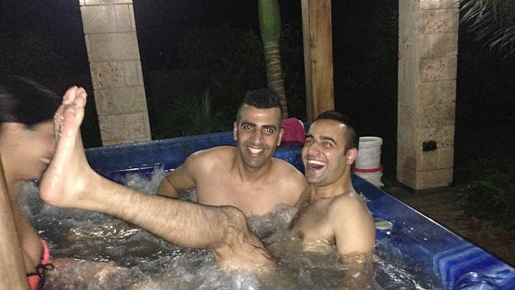 עידן יניב ורגב הוד משתוללים בג'קוזי