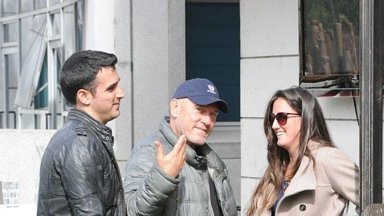 משפחת שבת אוכלת בפריים